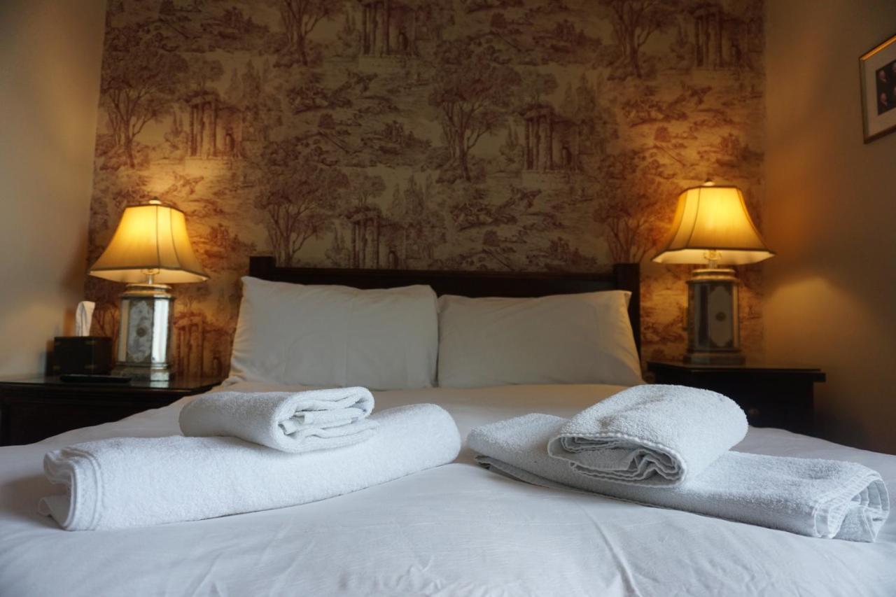 The Pembroke Arms Hotel Wilton  Room photo